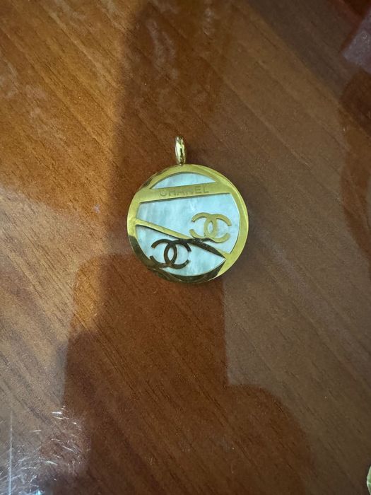 Кулон продается сотилади