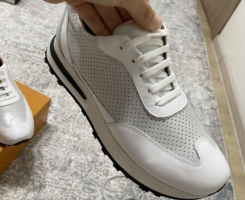 Женские кроссовки