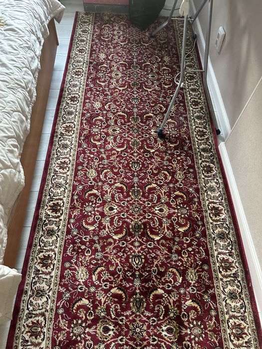 Ковер длинный в хорошем состоянии