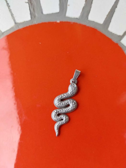 Самостоятелен сребърен медальон - змия. 15 лв