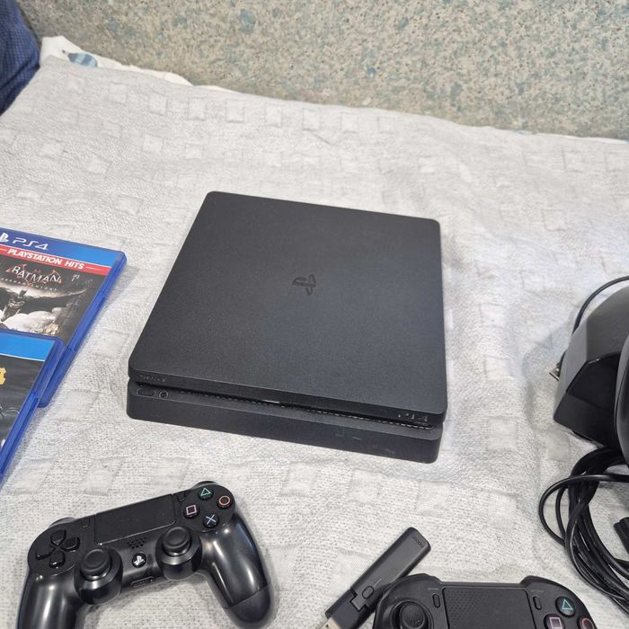 PlayStation 4 слим plus 13 игри плюс волан и педали и два джойстика