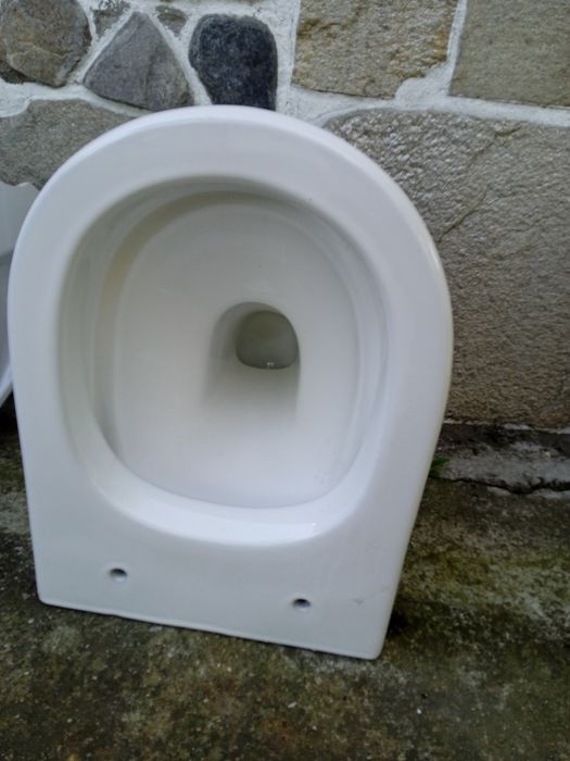 Мивки .Тоалетна чиния и казанчета..