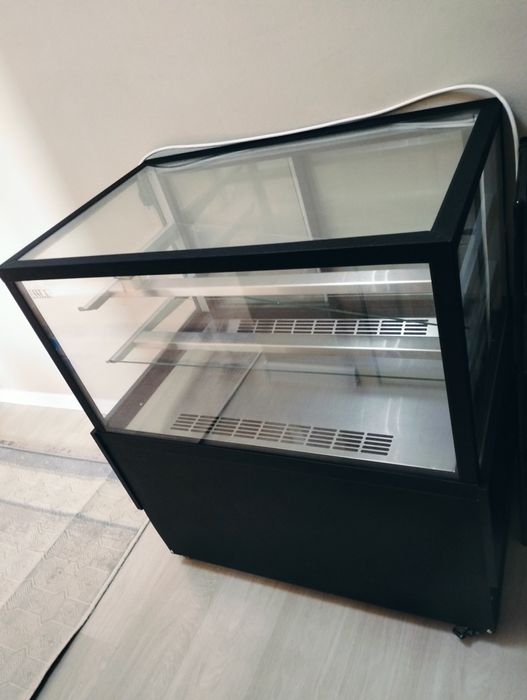 Холодильник витрина  ESSE-84 черный