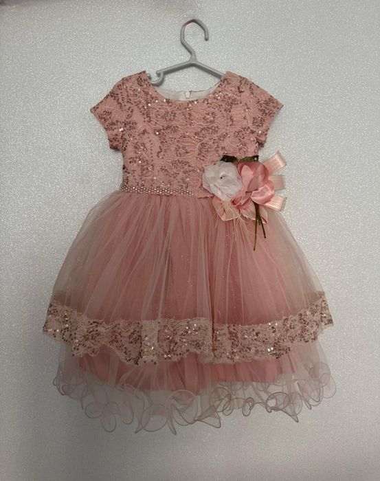 Продаётся платье для девочек.