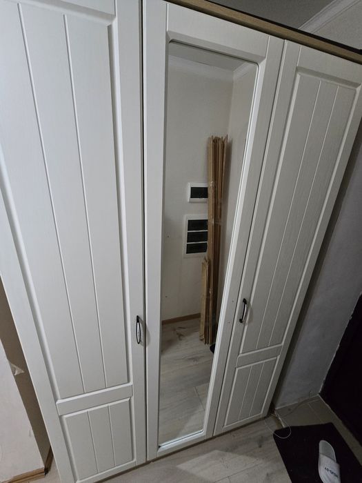 Шкаф с зеркалом в квартиру