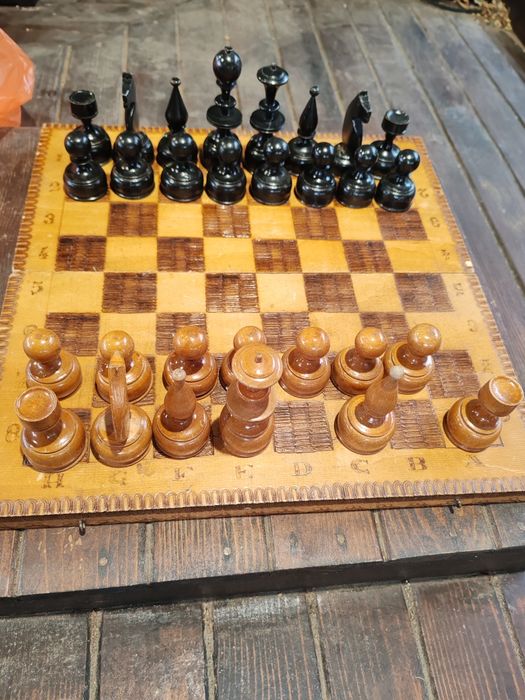 Дървен шах ,2 комплекта фигури,липси