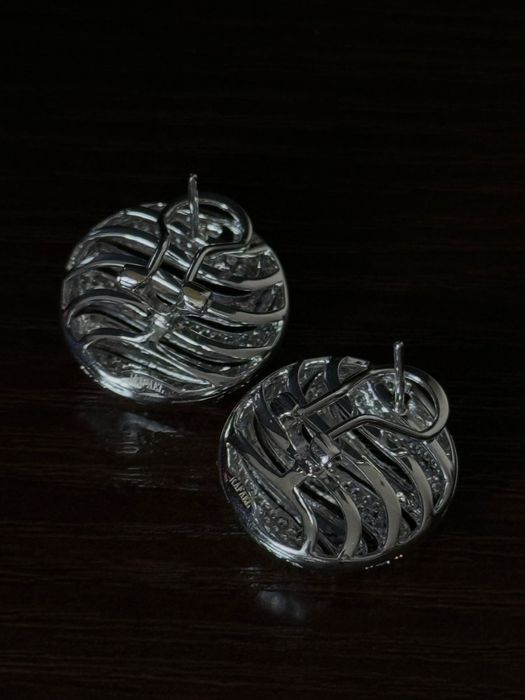 Продам золотые серьги с бриллиантами.