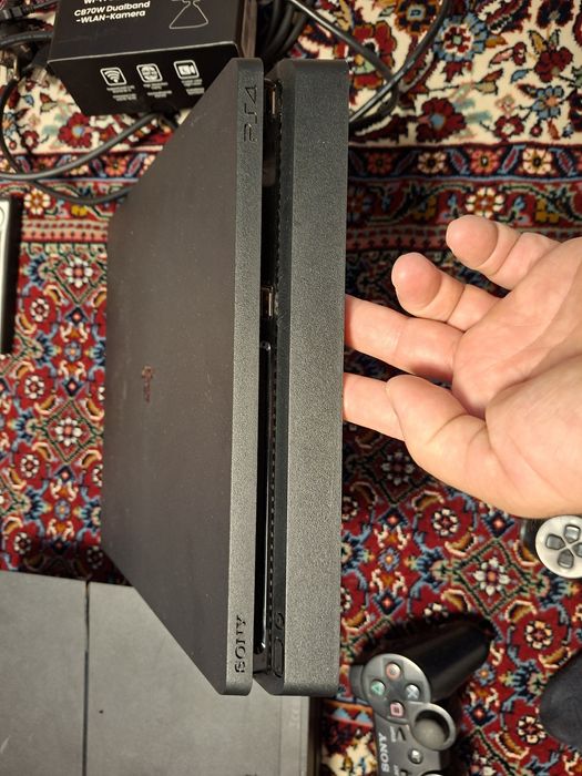 PlayStation 4 Slim 1TB, model CUH-2216B