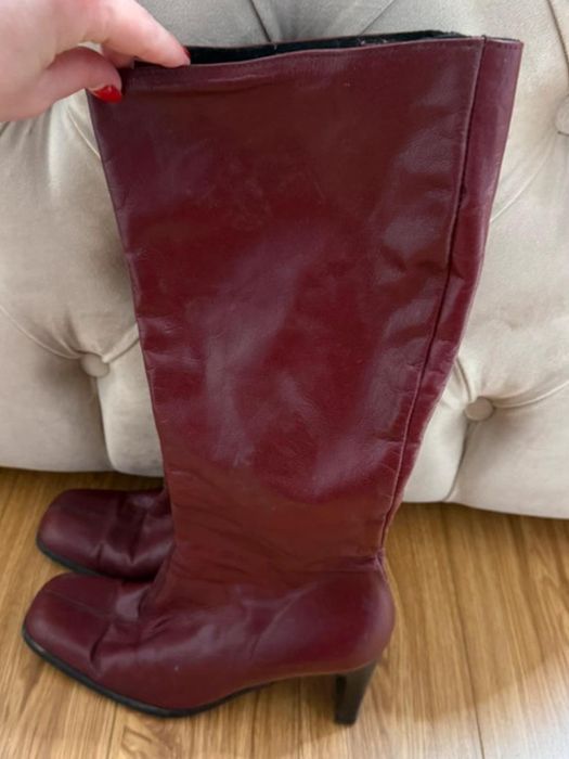 Cizme rosu burgundi.