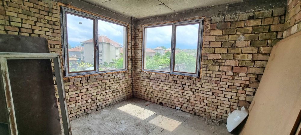 1785-Продава се триетажна тухлена на плоча къща в Гецово!