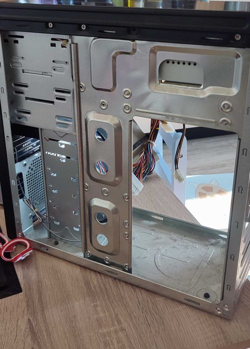 Кутия за компютър среден размер