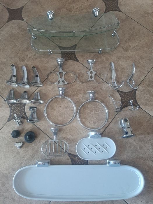 Комплектующие для ванной комнаты.