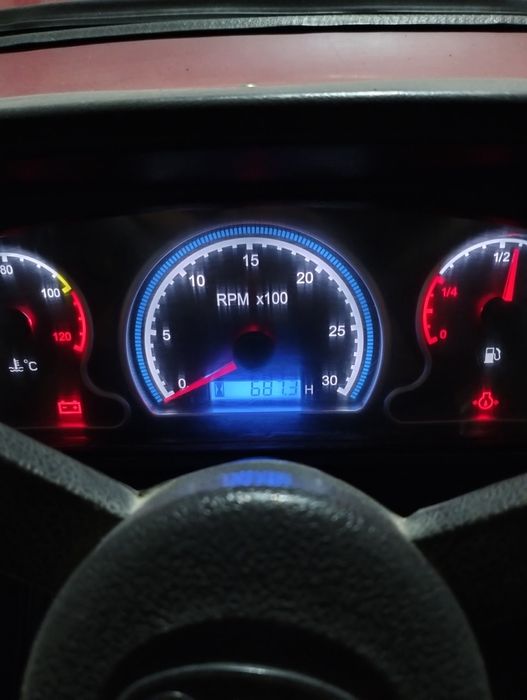 Mini traktor 2023 yilni oxirida olingan ozgina yurgan holos