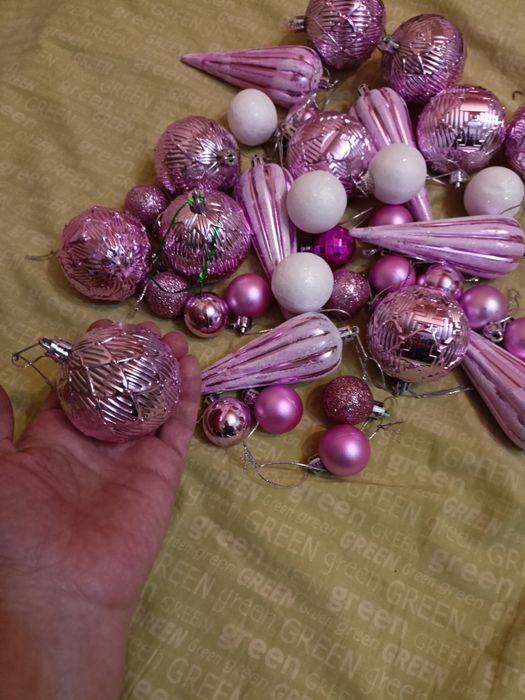 Подарочная коробка и новогодние игрушки