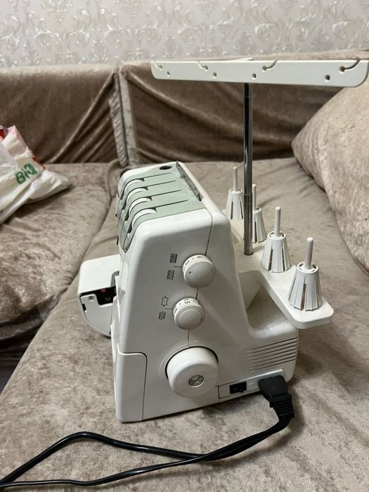 Оверлок машинка Janome
