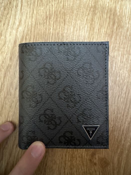 Продавам оригинален портфейл на Guess