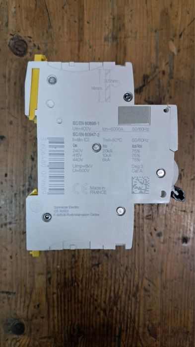 Триполюсни автоматични прекъсвачи  Шнайдер