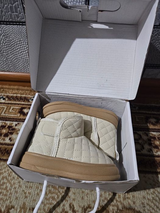 Продам детские ботинки