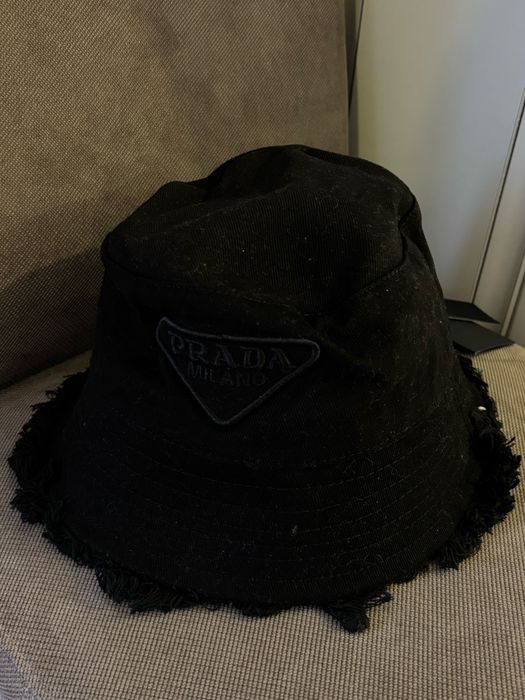 Palarie neagra Prada