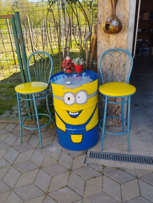 Vând doua seturi de mobilier pentru exterior ,unul nou și unul hand mad,care este confecționat dintr un butoi de tabla recondiționat și două scaune .