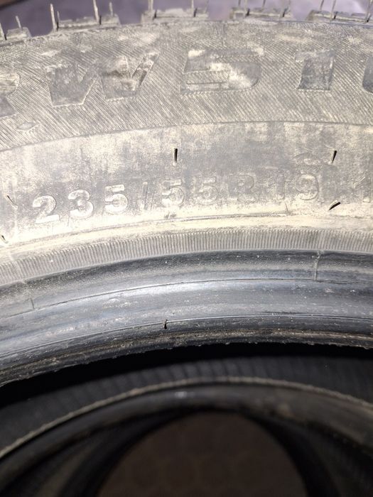 Продам резину зимние шипованые шины.
