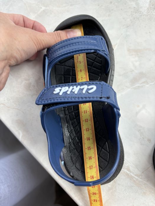 Продам детские сандалии новые