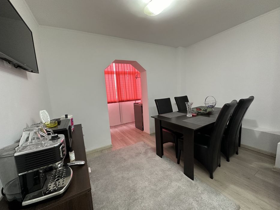 Apartament decomandat 3 camere 2 bai 68 mpu etaj 3 Calimanesti Valcea