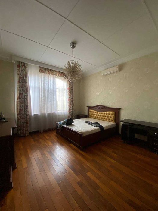 Аренда дома в центре ,гост. Россия 9соток 10 комнат 8000у.е