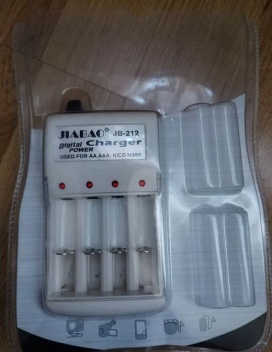 Încărcător 4 acumulatori