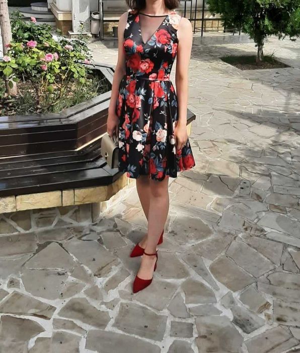 Rochie midi clos neagra cu flori rosii