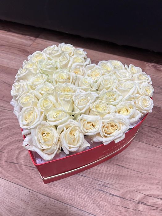 Белые розы в форме сердца