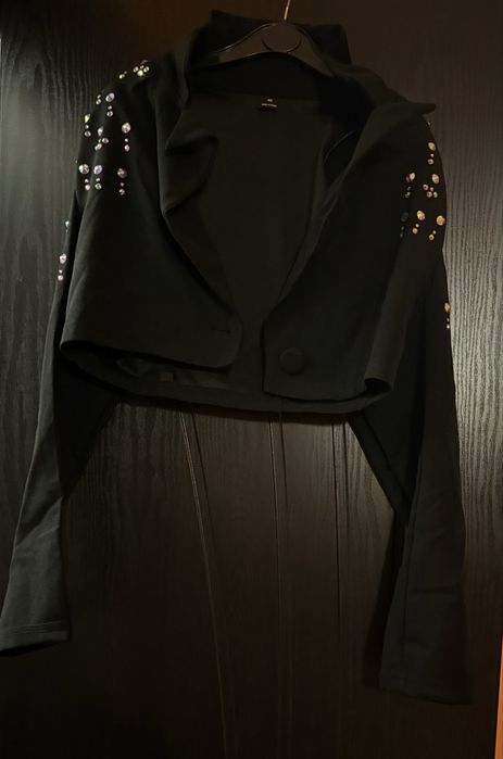 Дамско черно сако с камъни по ръмената , неизползавно