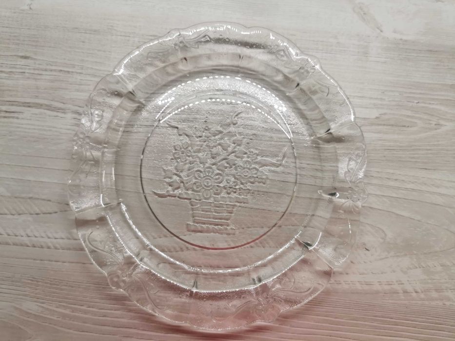 Стъклени купи и плата