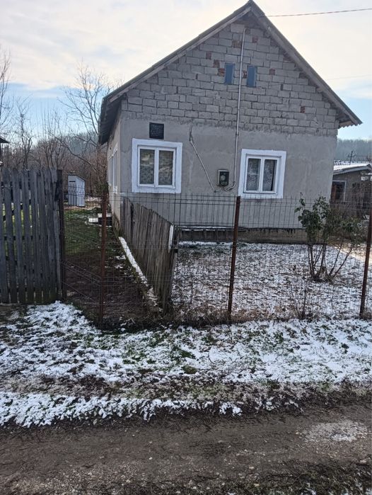 vând casă locuibilă 3 camere generoase ,hol generos,bucatarie