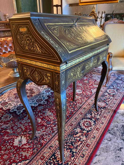 Secretaire francez stil Louis XV, cu intarsii fine din alamă