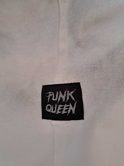 Екстравагантна бяла рокля на фирма Punk Queen, гарнирана с черни ленти.