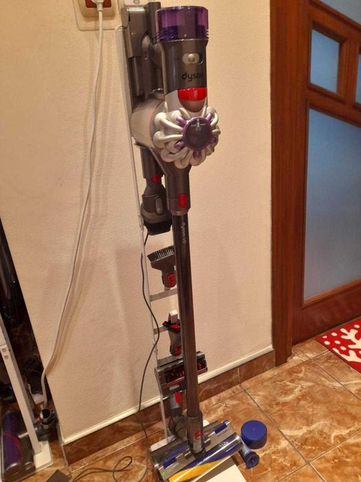 De vanzare aspirator Dyson V 8 Absolute nou