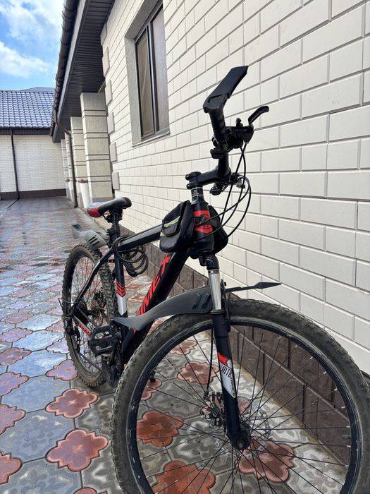 Чёрно-красный велосипед