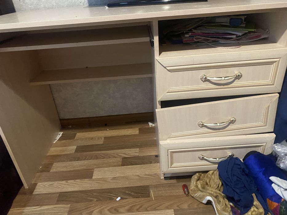 Столик для учебы бежевый