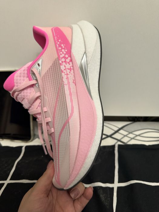 Продам беговые кроссовки Li-Ning