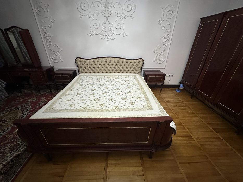 Кровать и шкаф