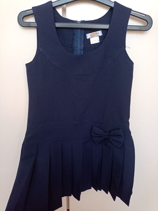 Vând rochiță de școală