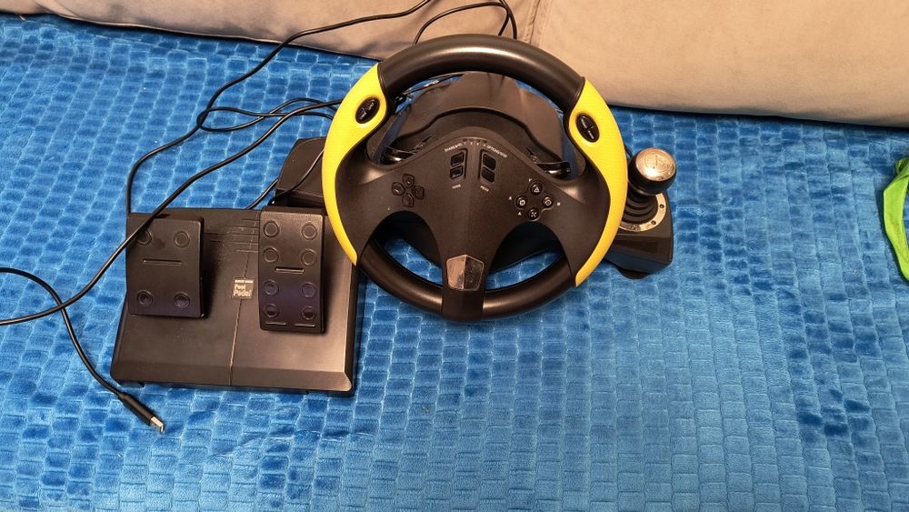 PS4 slim+3xcontroller+volan