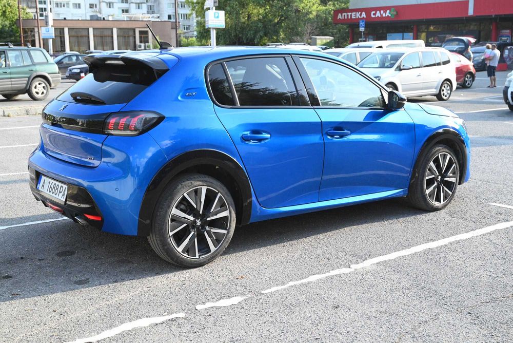 продава се PEUGEOT 208 GT-line 2022 година