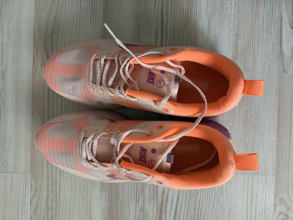 продается новые Nike кроссовки