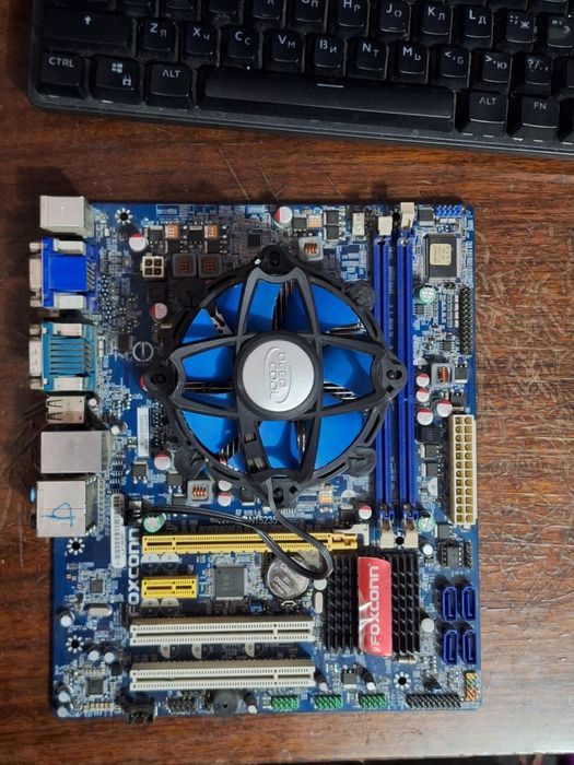 Материнская плата с процессором и кулером Foxconn H61
