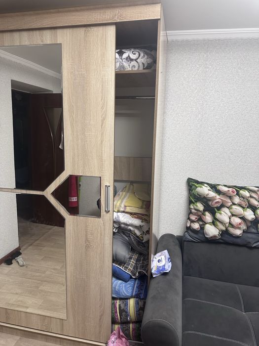 Продается вместительный шкаф-купе с зеркалами