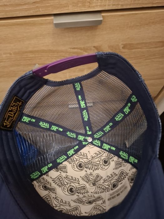 Sapca Von Dutch.