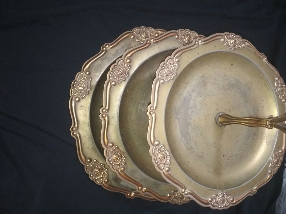 Металлическая этажерка  и банки