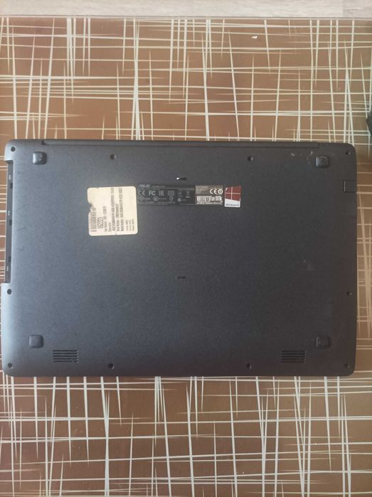 Лаптоп ASUS D553M-комплект капаци,панел с клавиатура и батерия.